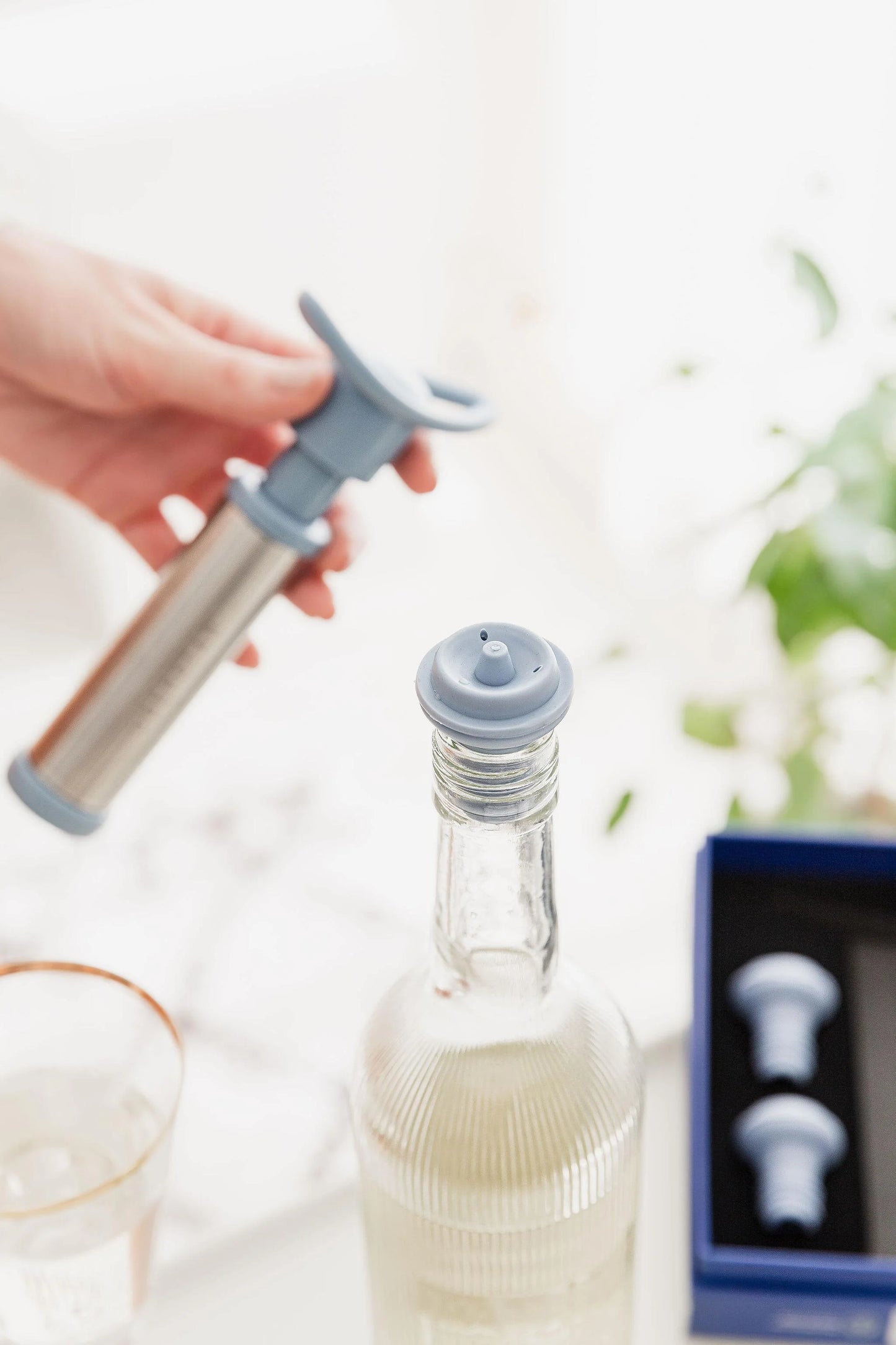 UBERSTAR - Wine Saver Vacuum Pump and Stopper Set